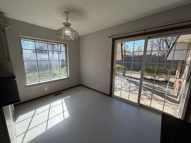 Building Photo - Beautiful 3bed/2.5bath Updated Westside Norman Home Available for Rent!