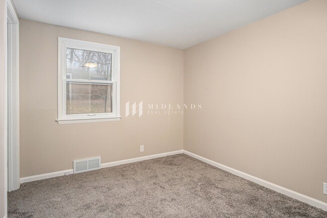 Building Photo - Updated Plattsmouth Duplex!