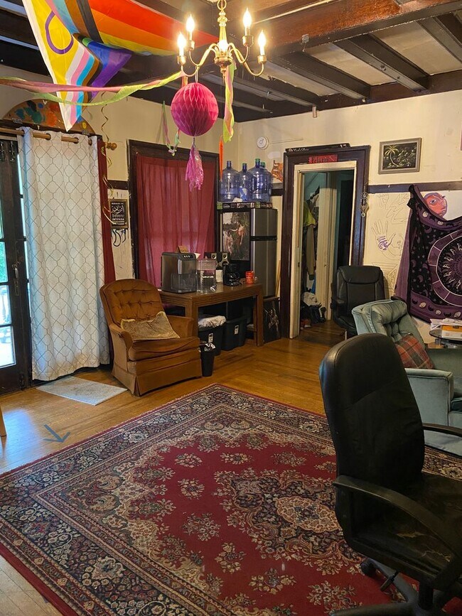 Building Photo - Available 6/1/26 Spacious 2nd/3rd Floor Du...