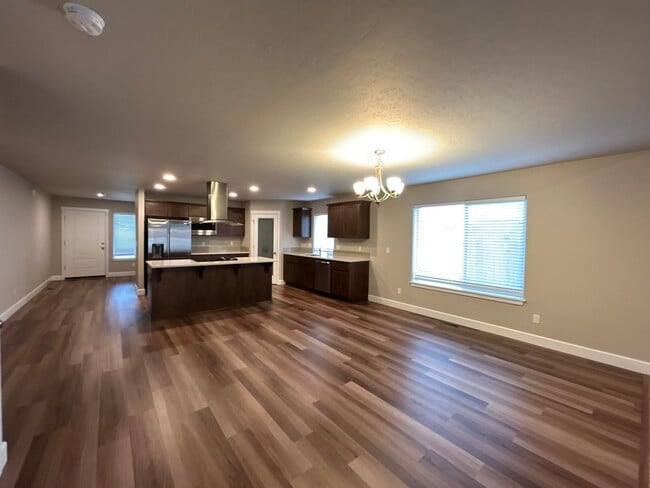 Building Photo - Beautiful 3 Bedroom / 2 Bathroom Home in S...