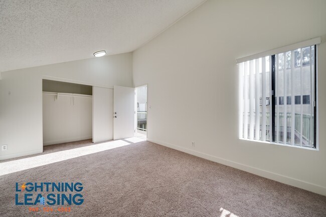 Building Photo - 6827 Whitsett Ave