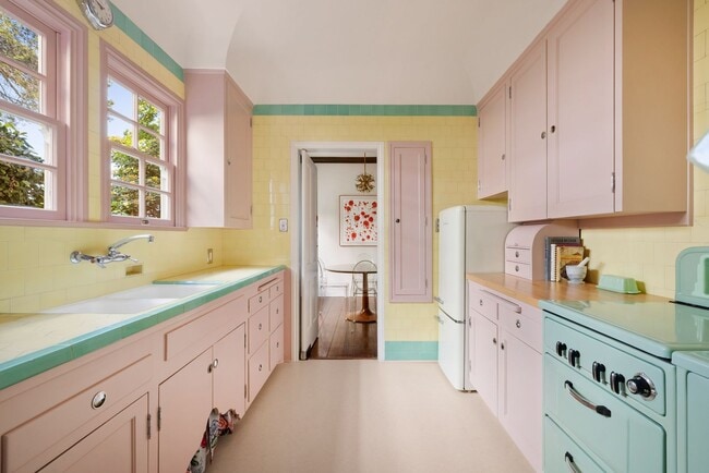 Building Photo - 10966 Strathmore Dr