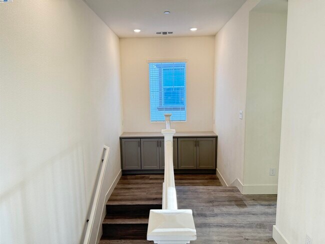 Building Photo - 1802 Paloma Ct