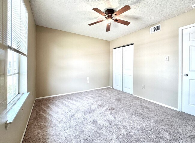 Building Photo - 2 Bedroom Upstairs Condo Located off Perki...