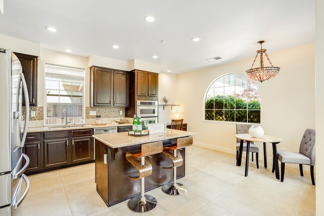 Building Photo - Comfortable and nicely upgraded home for r...