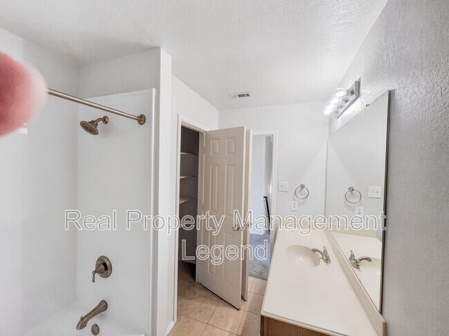 Building Photo - 3211 Roundtree Ln