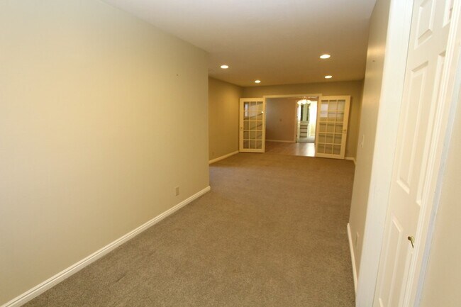 Building Photo - 3333 Deer Hollow Dr