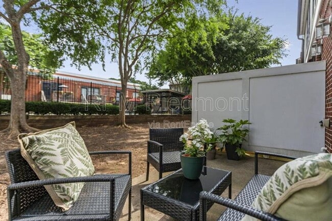 Building Photo - 174 Chester Ave SE