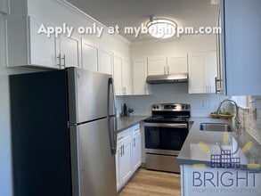 Building Photo - Recently Renovated 2 Bedroom 1 Bath, Two-Level Apartment-Great Midtown location!
