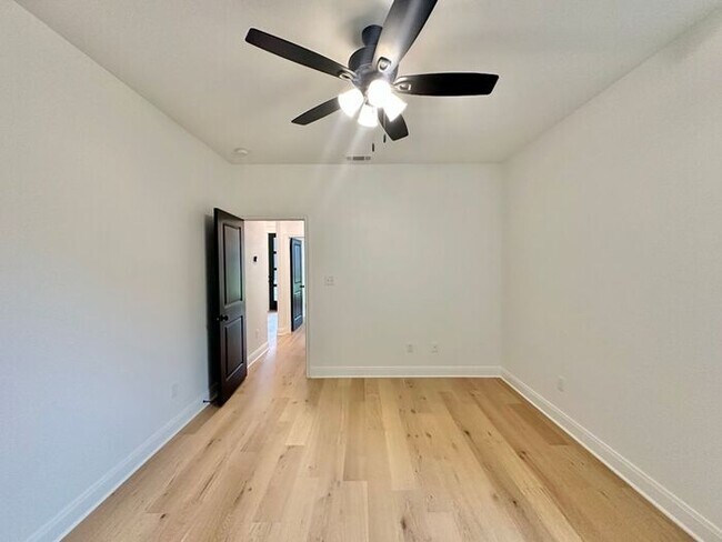 Building Photo - Available Now! Luxurious 3 Bedroom 2 Bath ...
