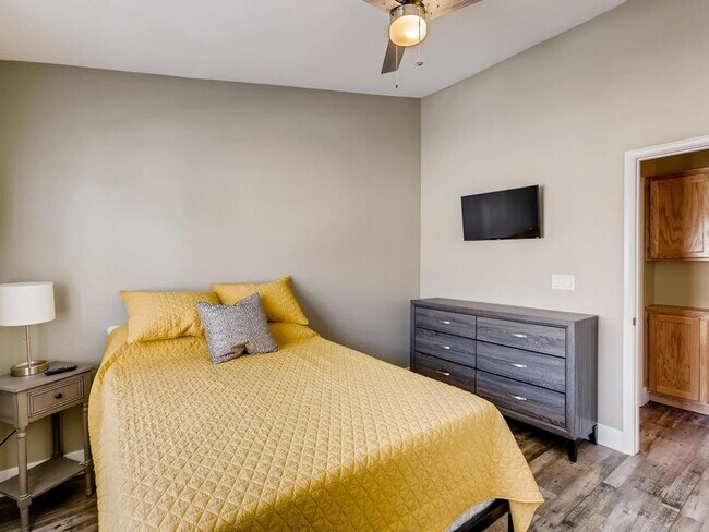 Building Photo - **SHORT TERM GATED LUXURY RENTAL** 3BDRM *2.5 BATH* 2 CAR GARAGE