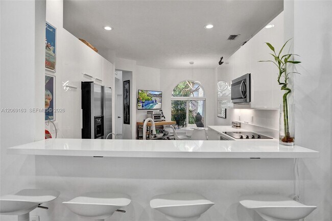 Building Photo - 644 W Palm Aire Dr