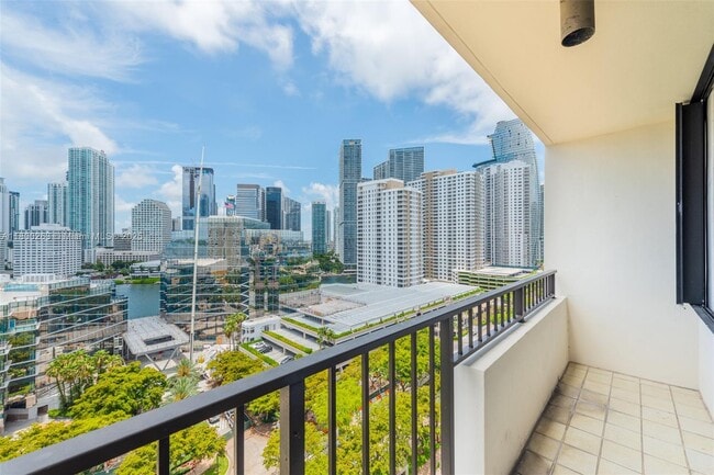 Building Photo - 520 Brickell Key Dr