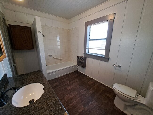 Building Photo - 208 S Andrews Dr