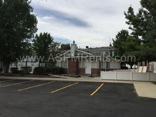 Building Photo - W Jordan Nice 3 Bed 2 Bath Townhome with pool