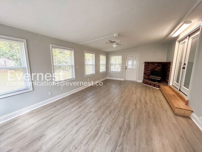 Building Photo - 3 Bed/2.5 Bath Home with Garage / Pet-Friendly / Available Now!