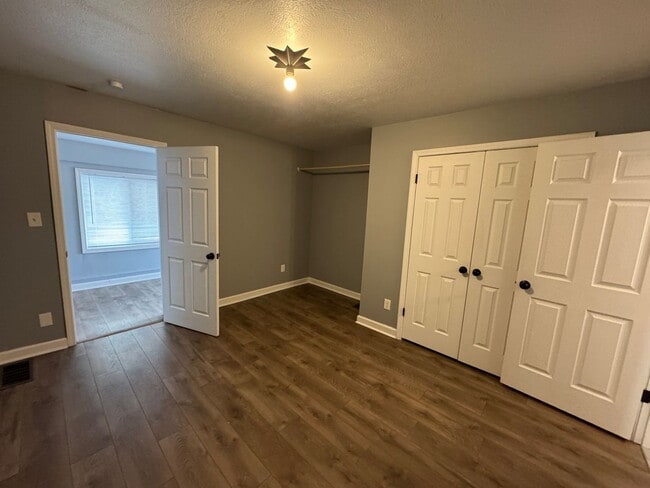 Building Photo - Fountain Square 3 Bed 2 Bath with fenced in backyard