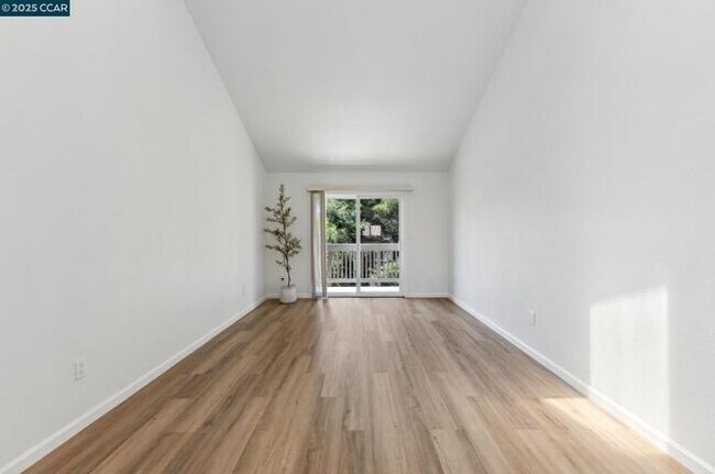 Building Photo - 3847 Vineyard Ave