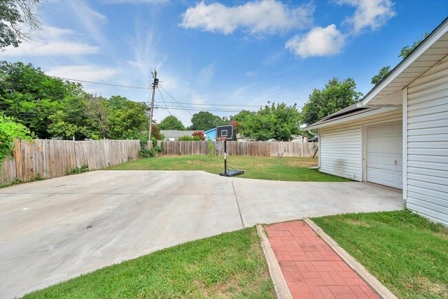Building Photo - 3909 Sanger Ave