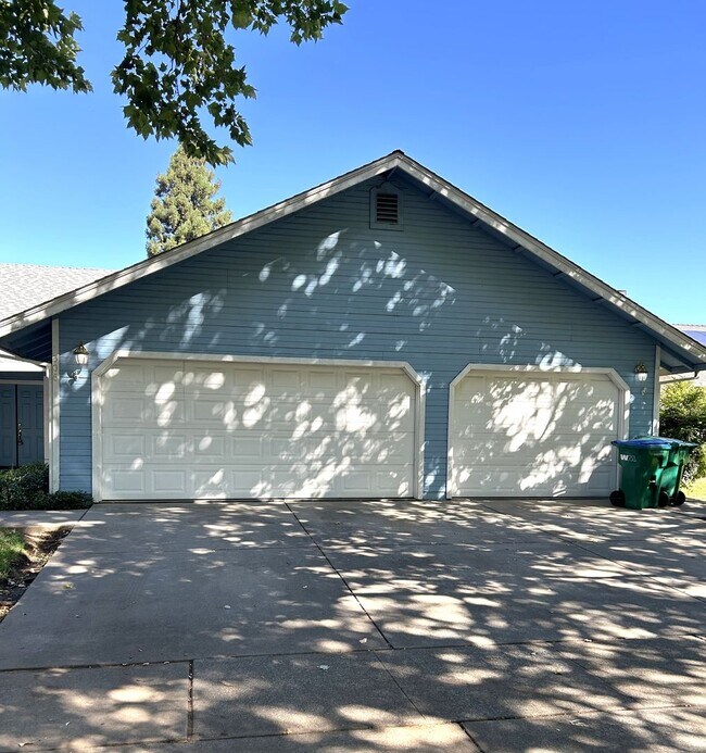 Building Photo - 4 bed/ 2 bath home between The Avenues and Amber Grove