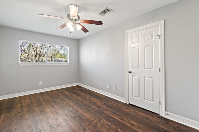 Building Photo - 5806 Ludington Dr