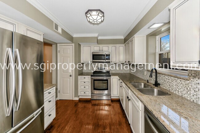 Building Photo - 7906 Royal Ln