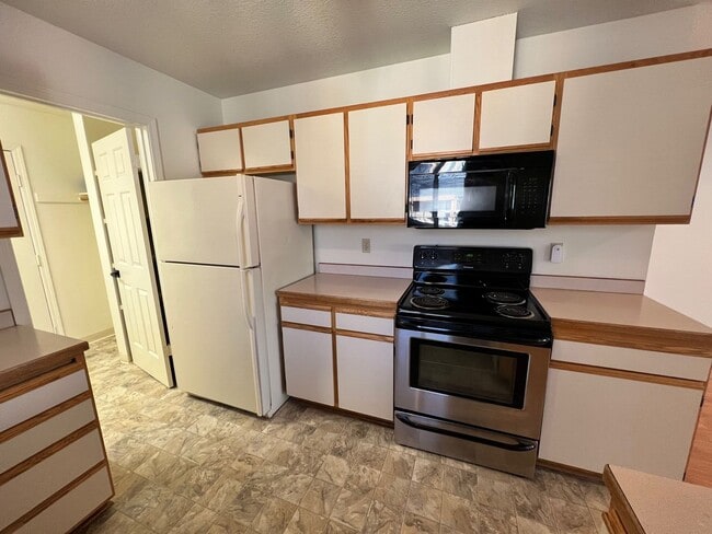 Building Photo - Three Bedroom House on Bend's West Side with RV Parking