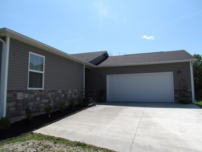 Building Photo - Available August 7th!! Laquey Schools!