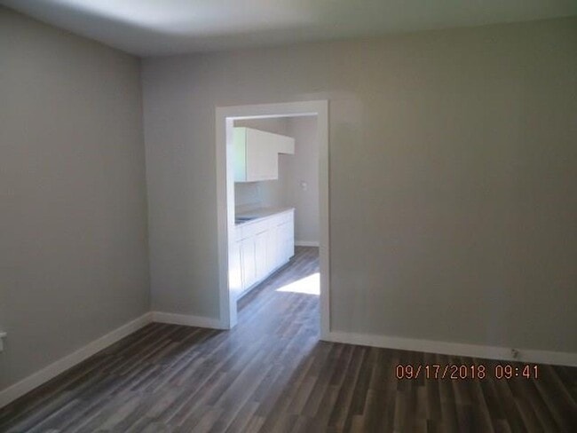 Building Photo - Updated 2 Bedroom!
