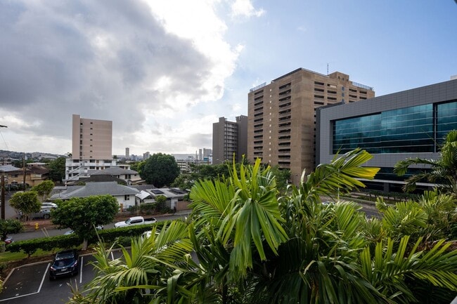 Building Photo - Available now! Prime location Studio with Parking!