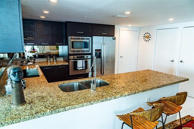 Building Photo - 9400 W Bay Harbor Dr