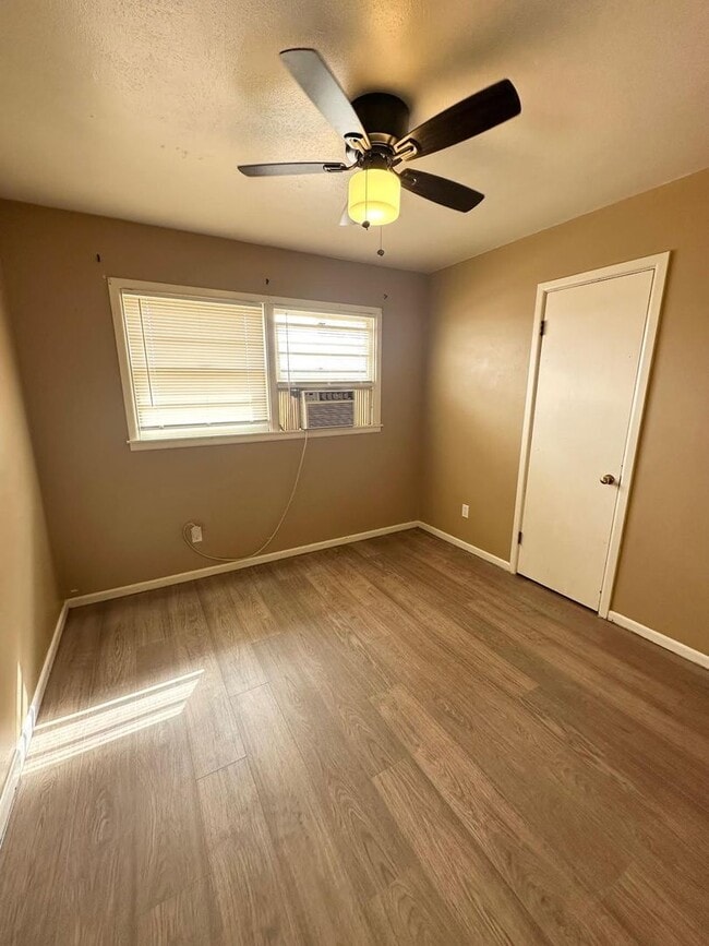 Building Photo - 3 Bed 2 Bath Ready to Rent!