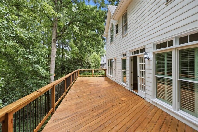 Building Photo - 4563 Fountain Dr NE