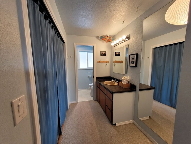 Building Photo - Spacious House, Front & Back Porch! Awbrey Butte Hillside with Mountain Views. Furnished 30-Day Min.