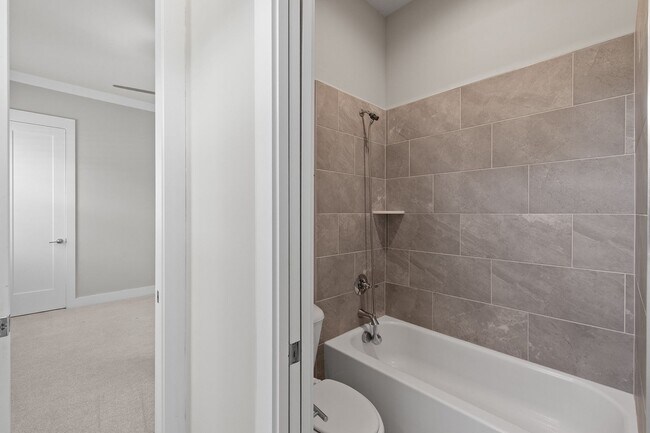 Building Photo - **Luxury 4/4 with Fenced in Yard**