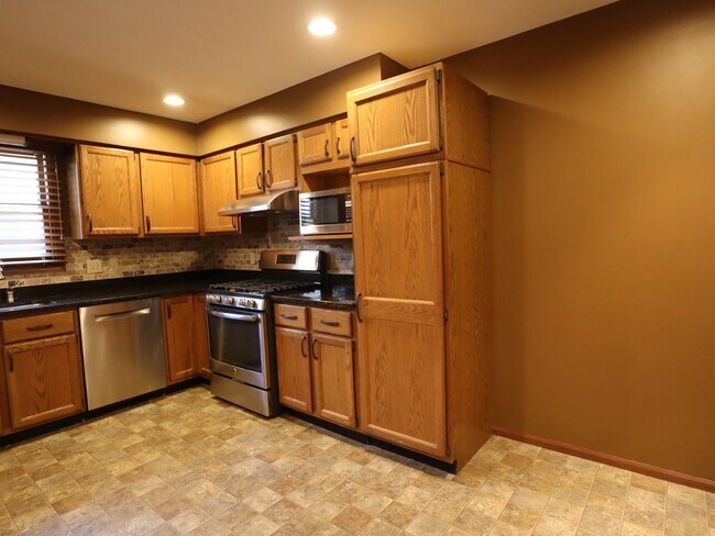 Building Photo - NEW PRICE - GREAT HOME - Single Family Home in Germantown Hills with Pool 3 BR / 4BA