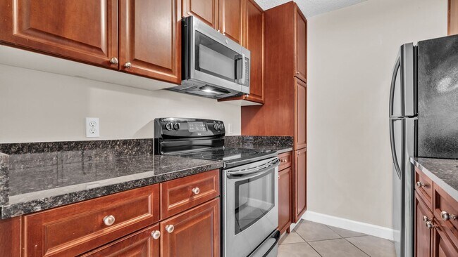 Building Photo - Charming 1BD/1BTH Ground Level Condo in St...