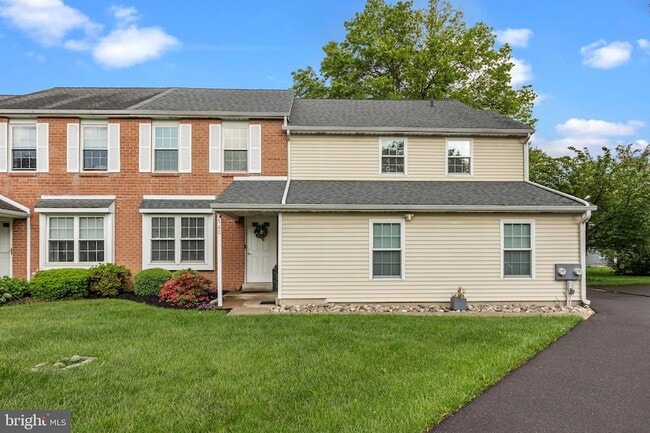 Building Photo - 560B Thrush Ct