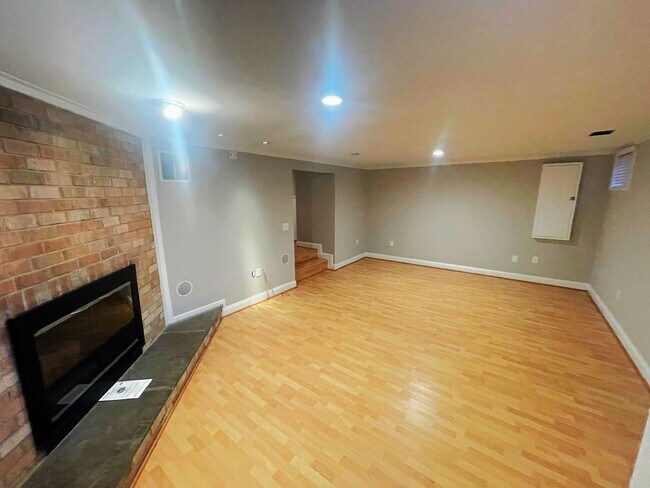 Building Photo - Newly Renovated 3 Level Townhome!