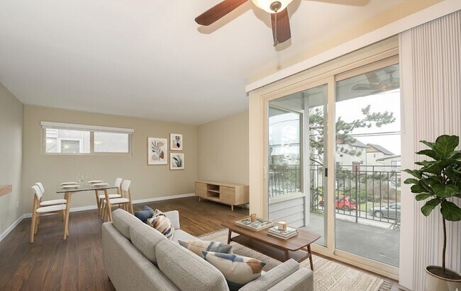 Building Photo - North Beacon Hill 1 Bedroom Apartment for Rent | Beacon Hill Light Rail Access, Balcony, Hardwood...