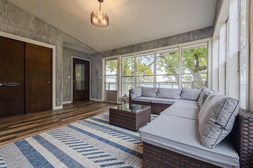 Building Photo - 6806 Sunset Strip NW
