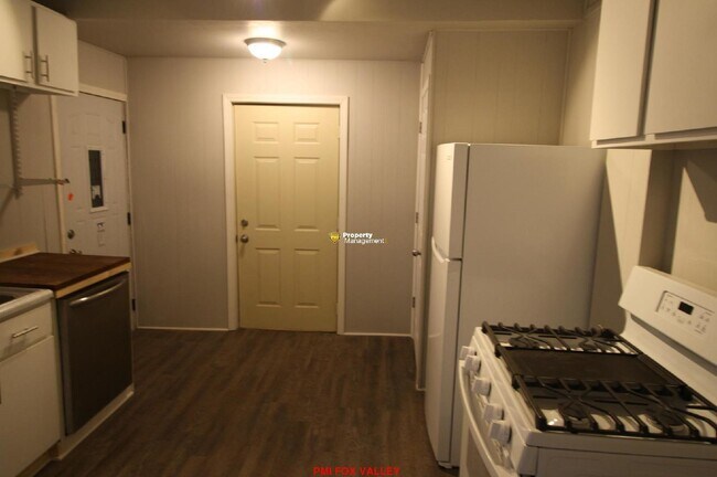 Building Photo - Large 3 - Bedroom Duplex in Oshkosh