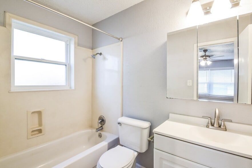 Building Photo - 5691 Briarwood Dr
