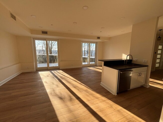 Building Photo - Nob Hill 2 Bedroom 2 Bath renovated Condo with Parking spot in Manayunk $2,195/month