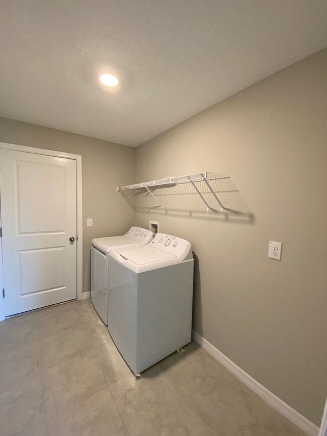 Building Photo - MOVE IN BY END OF MARCH AAND RECEIVE TWO WEEKS FREE!!  Hills Of Tuscany - Great Location, 3/2/2 *...