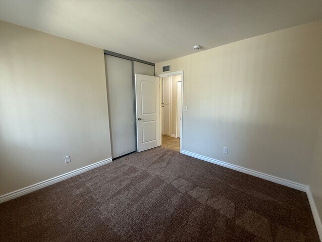 Building Photo - 3 Bedroom Condo for Lease with a 1 Car Garage