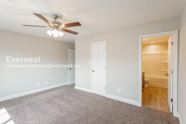 Building Photo - 3 Bed/3 Bath Townhome with Carport / Pet-Friendly / Vouchers Accepted / Available Now!