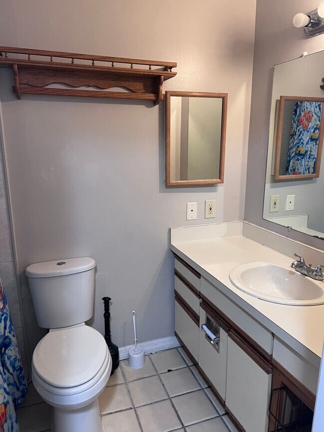 Building Photo - 2 Story Condo. Lovely 2 bed/1.5 bath condo