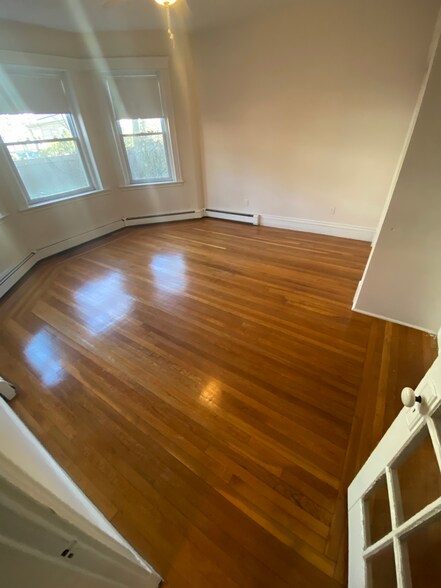 Building Photo - 17 Gibbs St