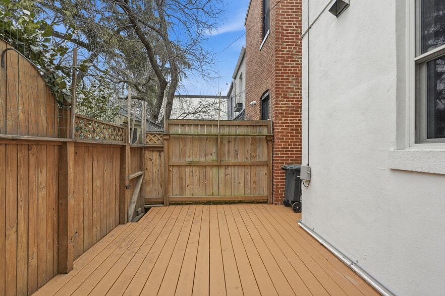 Building Photo - 502 D St NE